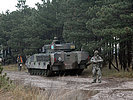 Ein Schützenpanzer "Ulan" wird auf Gefahrenstoffe untersucht. (Bild öffnet sich in einem neuen Fenster)