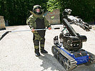 Ein Kampfmittelbeseitiger mit dem Minenräumroboter "Theodor". (Bild öffnet sich in einem neuen Fenster)