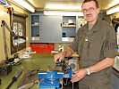 Der Waffenmeister repariert ein Sturmgewehr. (Bild öffnet sich in einem neuen Fenster)