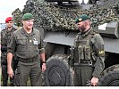 Heidecker, l., mit dem Kommandanten der Task Force, Oberstleutnant Hofer. (Bild öffnet sich in einem neuen Fenster)