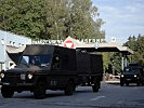 Die Schweizer ABC-Spezialisten fahren aus der Schwarzenberg-Kaserne.