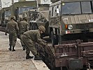 Die Soldaten bereiten das Abfahren der Fahrzeuge vor. (Bild öffnet sich in einem neuen Fenster)