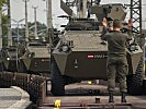 Ein Radpanzer "Pandur" wird in Göpfritz vom Zug gelotst. (Bild öffnet sich in einem neuen Fenster)