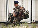 Nach der langen Fahrt ist der französische Soldat froh, am Ziel zu sein. (Bild öffnet sich in einem neuen Fenster)