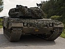 Die Panzer sichern die Aktion aus der Ferne. (Bild öffnet sich in einem neuen Fenster)