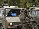 Ein Kommandant der Task Force 18 macht sich ein Bild von der Lage. (Bild öffnet sich in einem neuen Fenster)