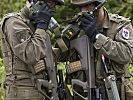 Per Funk gibt er seine Erkenntnisse an seine Soldaten weiter. (Bild öffnet sich in einem neuen Fenster)