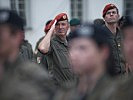 Die Soldaten salutieren... (Bild öffnet sich in einem neuen Fenster)