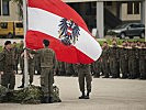 ...während die österreichische Flagge gehisst wird. (Bild öffnet sich in einem neuen Fenster)