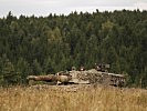 Die Leoparden sichern hinter der Geländekante - nur der Turm ist sichtbar. (Bild öffnet sich in einem neuen Fenster)