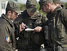 Der Gruppenkommandant weist die Kraftfahrer in die Marschstrecke ein. (Bild öffnet sich in einem neuen Fenster)