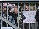 Vor der Kaserne fanden sich unzufriedene Demonstranten ein.