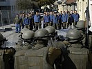 Die Demonstration bringen die MFOR-Soldaten rasch unter Kontrolle. (Bild öffnet sich in einem neuen Fenster)