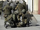 Übungseinlage: Einige Soldaten werden von Wurfkörpern verletzt. (Bild öffnet sich in einem neuen Fenster)