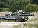 Zwei Kampfpanzer überqueren die Straße nach Felsenberg. (Bild öffnet sich in einem neuen Fenster)