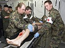 Sanitätssoldaten... (Bild öffnet sich in einem neuen Fenster)