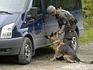 Ein Hundeführer mit Sprengstoffhund.