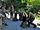 Absetzübung - Soldaten werden gestellt. (Bild öffnet sich in einem neuen Fenster)