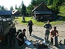 Alpinmarsch: Labestation am Weg zum Gipfel. (Bild öffnet sich in einem neuen Fenster)