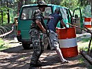 Griechische Soldaten während ihrer Aufgabe am Checkpoint. (Bild öffnet sich in einem neuen Fenster)