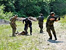 Soldaten und ein Polizist bei einem Zugriff auf einen Verdächtigen.