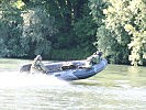 ...üben das amphibische Übersetzen über einen Fluss. (Bild öffnet sich in einem neuen Fenster)