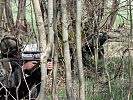Einsatzkräfte schneiden ihnen den Fluchtweg ab. (Bild öffnet sich in einem neuen Fenster)