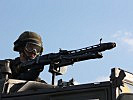 Ein Soldat mit Maschinengewehr