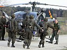 Gemeinsam wird der Mann in die "Alouette" III verladen. (Bild öffnet sich in einem neuen Fenster)