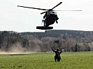 Ein Soldat weist einen S-70 "Black Hawk" zur Landung ein. (Bild öffnet sich in einem neuen Fenster)