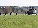 Die Zusammenarbeit mit den Fliegern ist einer der Trainingsinhalte. (Bild öffnet sich in einem neuen Fenster)