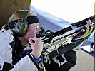 Die Damen zeigen, dass sie mit einem Gewehr umgehen können. (Bild öffnet sich in einem neuen Fenster)