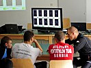 Gespannt verfolgen die Coaches die Treffer ihrer Schützlinge. (Bild öffnet sich in einem neuen Fenster)
