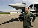 Stolz zeigt sich Fuetsch im Anti G-Anzug vor seinem Eurofighter.