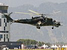Ein tschechischer Mi-24 Hubschrauber beim Vorüben. (Bild öffnet sich in einem neuen Fenster)