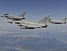 Österreichische und saudische Eurofighter im gemeinsamen Formationsflug. (Bild öffnet sich in einem neuen Fenster)
