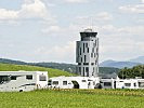 Camping mit Blick auf die Rollbahn und den Control -Tower. (Bild öffnet sich in einem neuen Fenster)