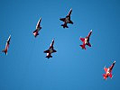Sie sahen unter anderem Darbietungen der Patrouille Suisse... (Bild öffnet sich in einem neuen Fenster)