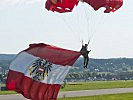 Mit der Fahnenanlandung begann die AirPower11 in Zeltweg. (Bild öffnet sich in einem neuen Fenster)
