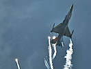 Der Jet wirft Täuschkörper - "flares" - ab. (Bild öffnet sich in einem neuen Fenster)