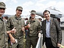 Norbert Darabos mit Rekruten am Gelände der AirPower. (Bild öffnet sich in einem neuen Fenster)
