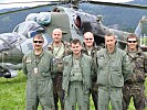 Die tschechische Mi-24 Crew vor ihrem Hubschrauber.