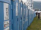 Toi-Toi WC-Anlagen soweit das Auge reicht. (Bild öffnet sich in einem neuen Fenster)
