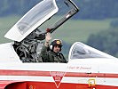 Hauptmann Zimmerli begrüßt das Publikum der AirPower. (Bild öffnet sich in einem neuen Fenster)