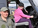 Der deutsche Pilot Schädlich mit der kleinen Maria Kraßer im Cockpit. (Bild öffnet sich in einem neuen Fenster)