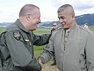 Generalleutnant Höfler begrüßt den UN-Kommandanten Ecarma.