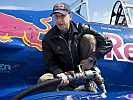 Kunstflug-Ass Toni Eichhorn betankt seine North American T-6. (Bild öffnet sich in einem neuen Fenster)