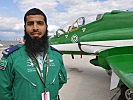 Major Al-Sohaimi vor einer BAE Hawk Maschine. (Bild öffnet sich in einem neuen Fenster)