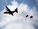 Die Luftlandesoldaten springen aus der C-130 "Hercules" ab.