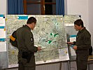 Task Force 25: Major Scharf, r., weist Oberstleutnant Köffel ein. (Bild öffnet sich in einem neuen Fenster)